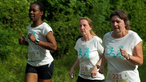 FIS-Frauen laufen mit beim Saarbrücker Frauenlauf und tragen fairgehandelte T-Shirts mit Aufdruck Sport