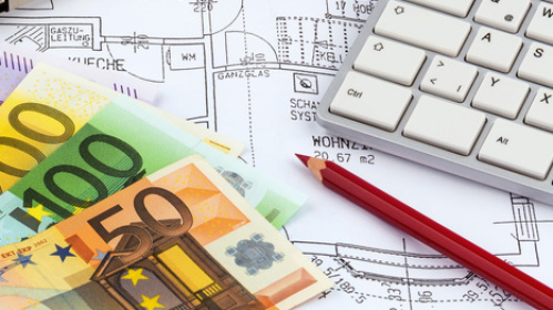 Angebotsunterlagen mit Geld (Quelle: Gina_Sander_Fotolia.com) Angebotsunterlagen mit Geld (Quelle: Gina_Sander_Fotolia.com)
