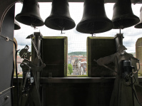 Glockenspiel am Rathausturm von innen: Mehrere Glocken und Schlägel