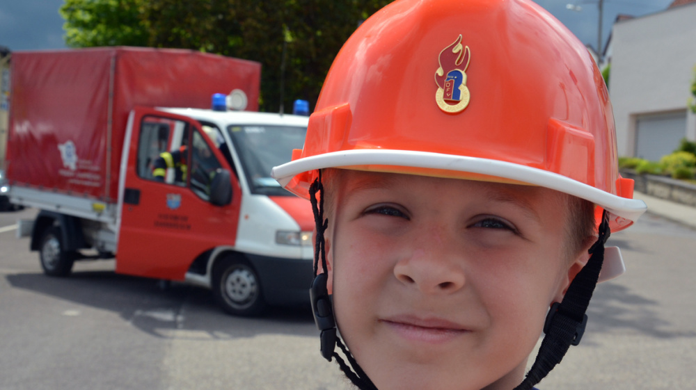 Ein Junge als Mitglied der Jugendfeuerwehr Ein Junge als Mitglied der Jugendfeuerwehr