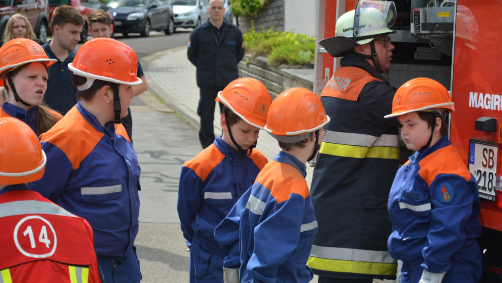 Jugendfeuerwehr bei einer Übung Jugendfeuerwehr bei einer Übung