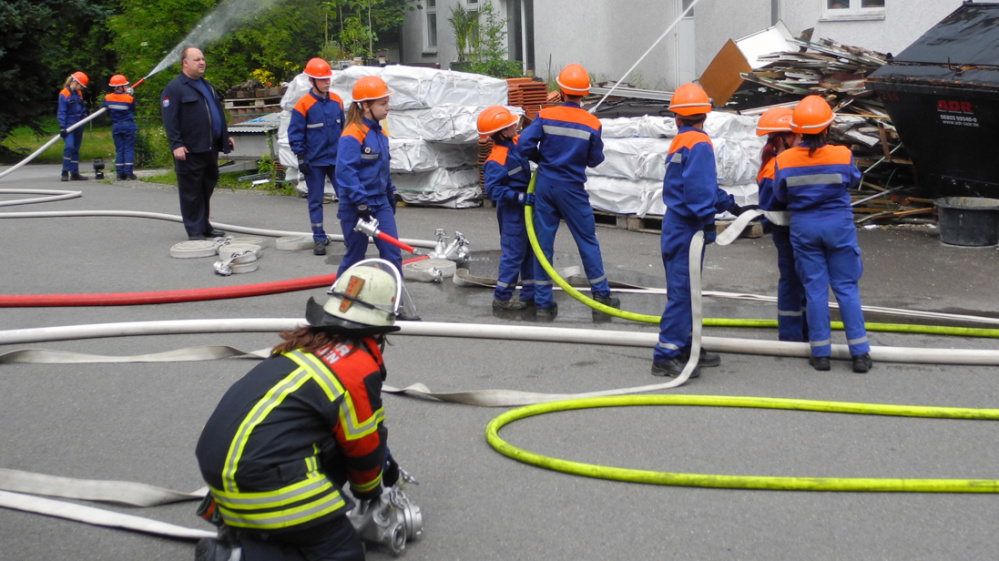 Jugendfeuerwehr bei einer Übung Jugendfeuerwehr bei einer Übung