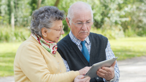 Senioren mit Tablet (Foto: auremar/Fotolia) Senioren mit Tablet (Foto: auremar/Fotolia)