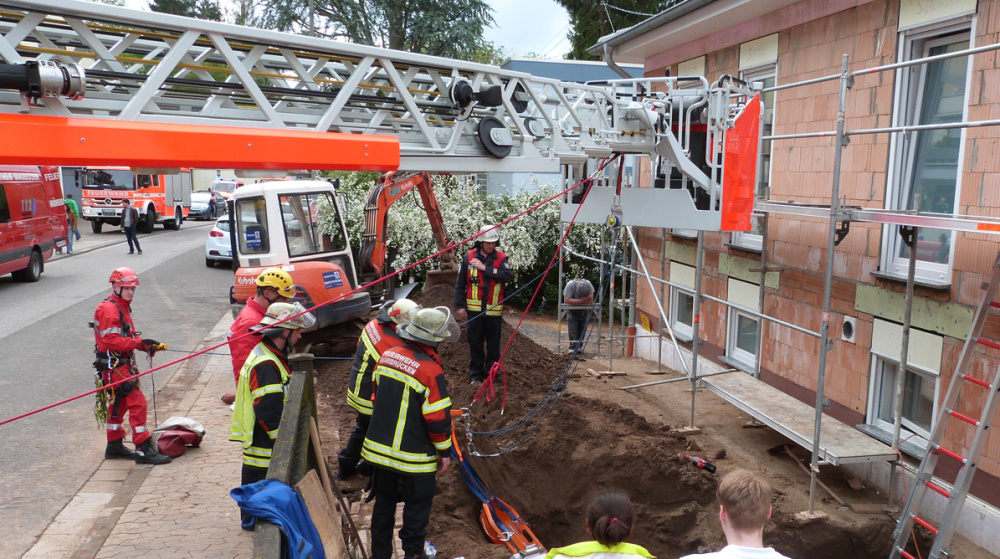 Bauunfall, Person wird über Drehleiter gerettet Bauunfall, Person wird über Drehleiter gerettet