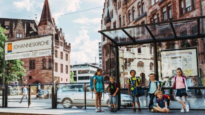 Foto: Jan Halberstadt Kinder an der Saarbahnhaltestelle Johanneskirche Foto: Jan Halberstadt