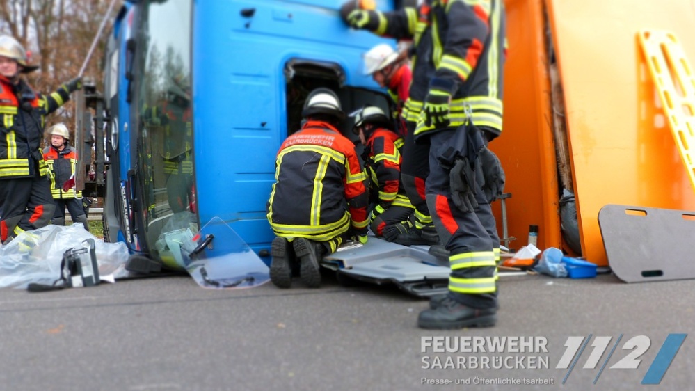 Bild: Feuerwehr - LKW Unfall BAB 620 Güdingen Bild: Feuerwehr - LKW Unfall BAB 620 Güdingen