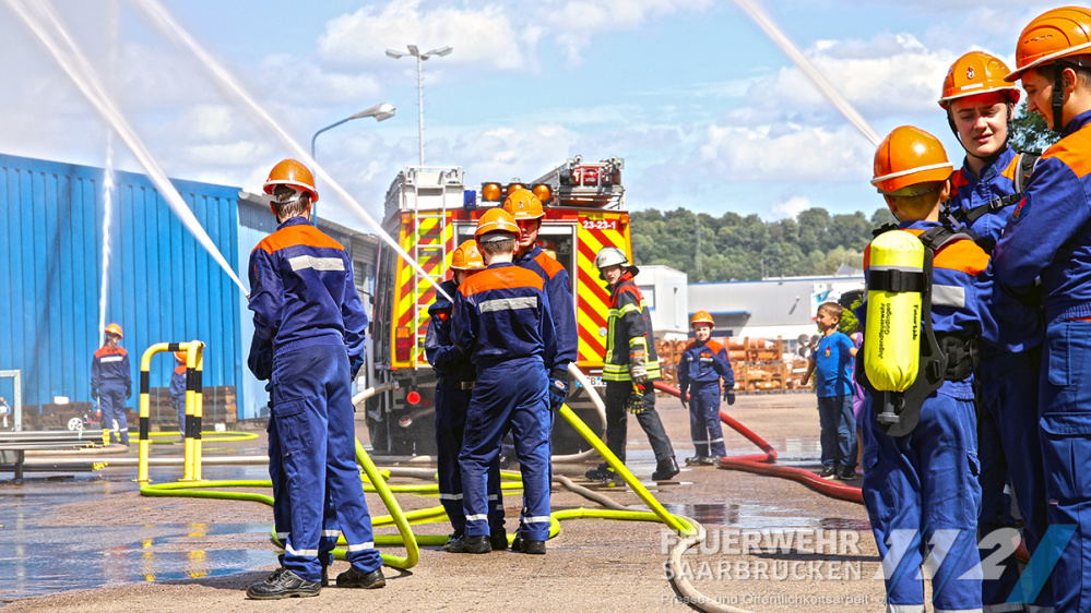 Jugendfeuerwehr bei einer Übung Jugendfeuerwehr bei einer Übung