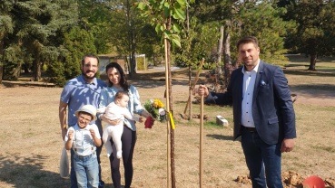 OB Conradt, die Eltern Bruna und Henrique Fernandes mit dem Sohn Enzo und dem Neujahrsbaby 2020 Lilly Image