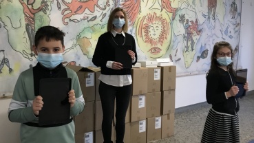 Konrektorin Jennifer Euler mit Schulkindern der Grundschule Weyersberg bei der Übergabe der neuen Tablets Image