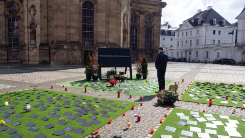 Am 15. April hat Uwe Conradt den Corona-Opfern vor der Ludwigskirche gedacht. Am 15. April hat Uwe Conradt den Corona-Opfern vor der Ludwigskirche gedacht.