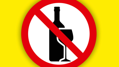 Plakatmotiv Alkoholverbot Durchgestrichene Flasche und Glas auf gelbem Hintergrund