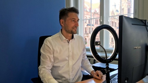 Oberbürgermeister Uwe Conradt bei der Podcastaufnahme Oberbürgermeister Uwe Conradt bei der Podcastaufnahme