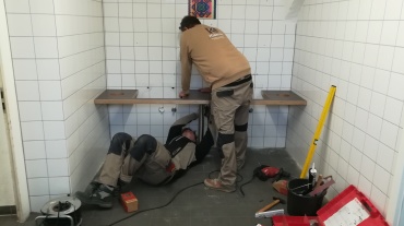 Arbeiten in einem der Waschräume in der Grundschule St. Arnual Image