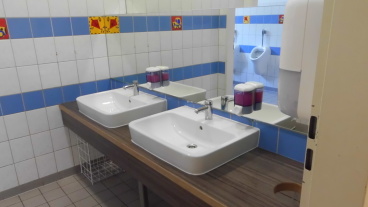 Waschraum Jungentoilette im roten Schulgebäude der Grundschule St. Arnual Image