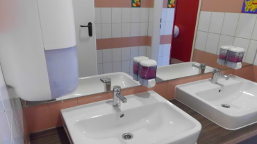 Waschraum Mädchentoilette im roten Schulgebäude der Grundschule St. Arnual Image