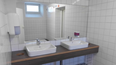 Waschraum Mädchentoilette im weißen Schulgebäude der Grundschule St. Arnual Image