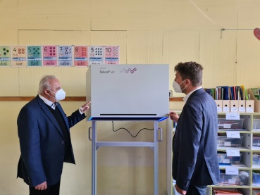 Innenminister Klaus Bouillon und OB Uwe Conradt mache sich an der Turmschule Dudweiler ein Bild von den Luftreinigungsgeräten. Image