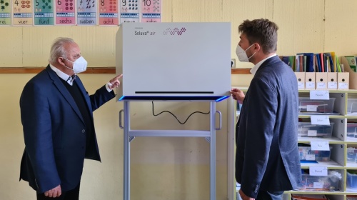 Innenminister Klaus Bouillon und OB Uwe Conradt mache sich an der Turmschule Dudweiler ein Bild von den Luftreinigungsgeräten. Innenminister Klaus Bouillon und OB Uwe Conradt mache sich an der Turmschule Dudweiler ein Bild von den Luftreinigungsgeräten.