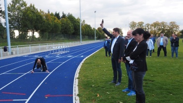 OB Conradt gibt den Startschuss beim Staffellauf auf der neu eingeweihten Sportanlage Lulustein Image