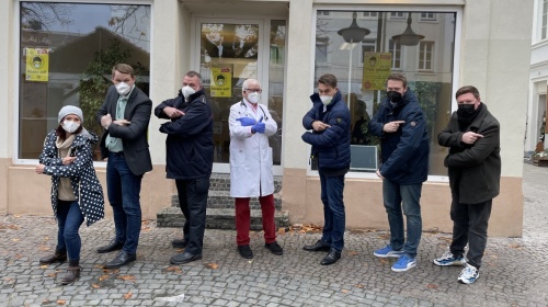 Impfstation am St. Johanner Markt Oberbürgermeister Uwe Conradt, Wirtschaftsdezernent Tobias Raab, Verwaltungsdezernent Sascha Grimm und die Mitarbeiterinnen und Mitarbeiter stehen vor der Impfstation am St. Johanner Markt.