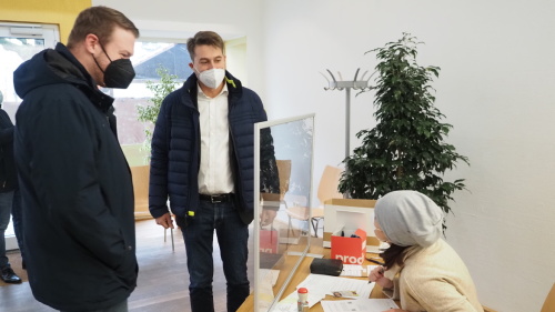 Impfstation am St. Johanner Markt Oberbürgermeister Uwe Conradt und Dezernent Tobias Raab sind an der Anmeldung der Impfstation am St. Johanner Markt.