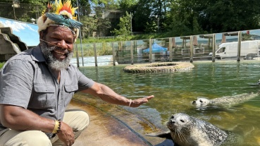 Mundiya Kepanga zu Besuch im Saarbrücker Zoo (Quelle: Zoo Saarbrücken) Image