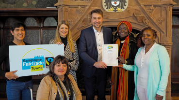 OB Conradt (Dritter v.r.) und Bürgermeisterin Barbara Meyer (Vierte v.r.) mit Diego Núñez (links) vom Amt für Klima- und Umweltschutz sowie Heike Zimmermann (vorne), Lillian Petry (Zweite v.r.) und Wynnie Mbindyo, Fairtrade Initiative Saarbrücken Image