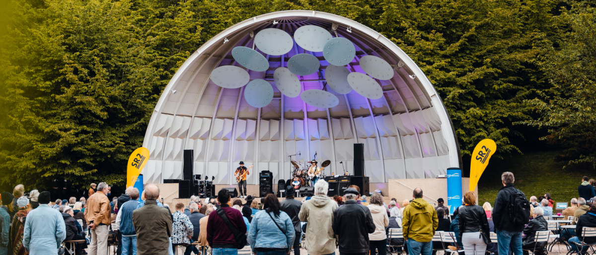 Deutsch-Französischer Garten Zuschauende vor der Muschel mit Band im Deutsch-Französischer Garten