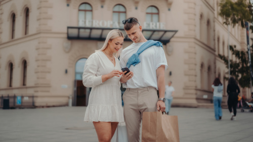 Shopping in Saarbrücken Eine Frau und ein Mann vor der Europa-Galerie
