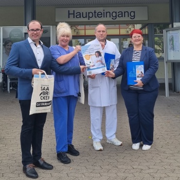 Dustin Zahler (Projektmanager Standesamt Landeshauptstadt), Sybille Hartung (Leitende Hebamme Klinikum Saarbrücken), Dr. Sascha Braun (Chefarzt Frauenklinik am Klinikum Saarbrücken) und Tanja Theis (Leiterin Standesamt) (v.l.n.r.) Image