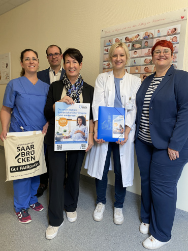 Hebamme Andrea (CaritasKlinikum), Dustin Zahler (Projektmanager Standesamt), Margret Reiter (ärztliche u. kaufmännische Direktorin CaritasKlinikum), Anna Maria Zimmer (Standortleiterin Neonatologie CaritasKlinikum), Tanja Theis (Leiterin Standesamt) v.l. Image