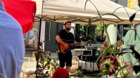 Musiker singt an der Eröffnung der Sommerstraßen Musiker an der Eröffnung der Sommerstraßen