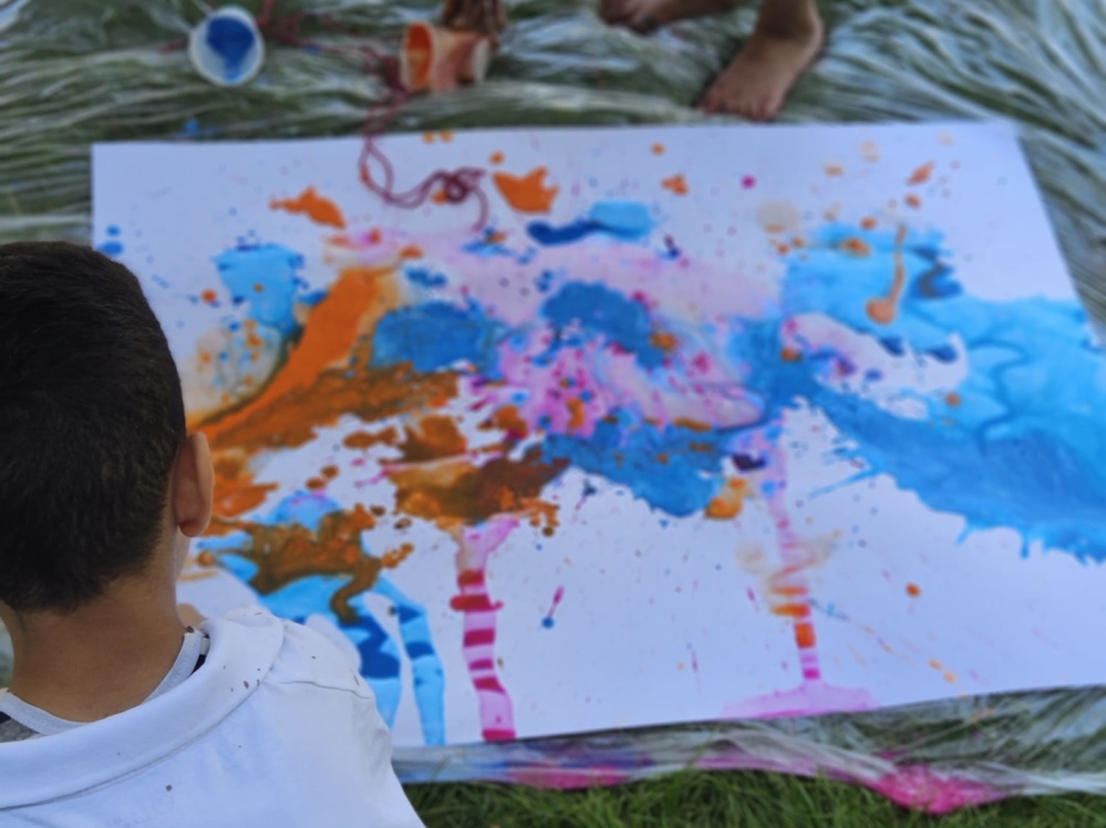 Kunstfreitag Kind arbeitet an einem bunten Aquarell-Bild