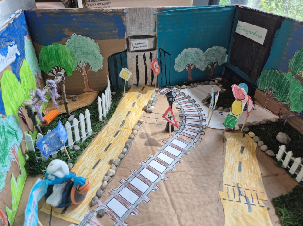 Diorama von Malstatt Handgemachtes Diorama aus Karton, Stadtteil Malstatt nachgebaut