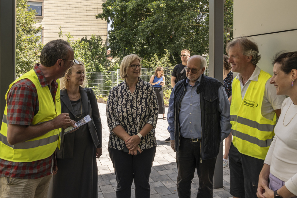 Besuch von Ministerpräsidentin Anke Rehlinger Gruppe von Menschen steht vor Bildungswerkstatt, v.l.n.r.: Guido Vogel-Latz, Sabine Dengel, Anke Rehlinger, Thomas Emser, Thomas Fläschner, Lena Reichhart