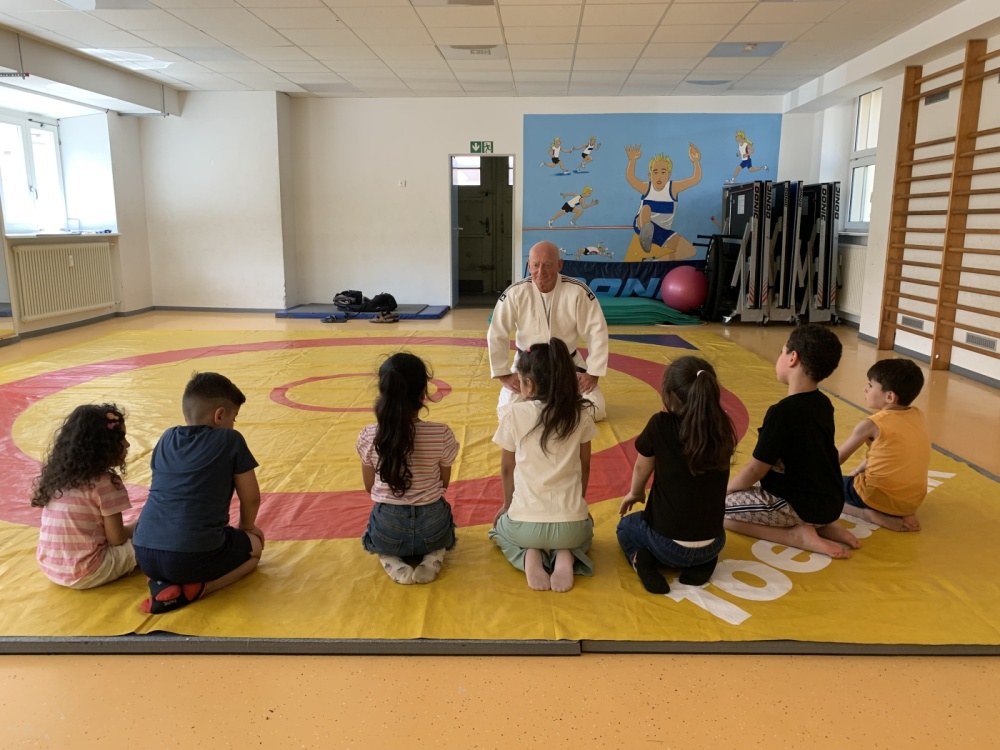 Sportwoche - Judo Gruppe von Kindern erhält Judotraining in Sporthalle