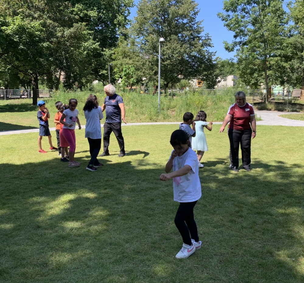 Sportwoche - Boxen Gruppe von Kindern erhält Boxtraining auf Außengelände der Bildungswerkstatt