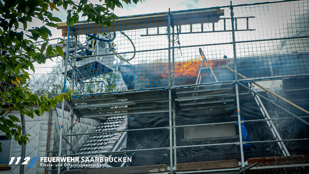 Einsatzbilder - Dachstuhlbrand in Dudweiler Einsatzbilder - Dachstuhlbrand in Dudweiler