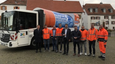 Baudezernent Patrick Berberich (4.v.r.), OB Uwe Conradt (5.v.r.), ZKE-Werkleiter Björn Althaus (6.v.r.), Juri Sanoska (Vertreter des Fahrzeugherstellers) (9.v.r.) mit Mitarbeitern des ZKE bei der offiziellen Vorstellung des neuen Wasserstoffahrzeugs. Image