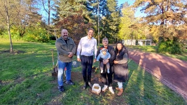 OB Conradt und Vater des Neujahrsbabys 2024 pflanzen Kirschbäumchen im DFG Image