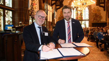 Sarreguemines Bürgermeister Zingraff (l.) und OB Conradt mit der Erklärung zur Eurometropole Image