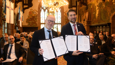 Bürgermeister Zingraff (l.) und OB Conradt mit der unterzeichneten Erklärung zur Eurometropole Image