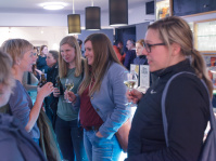 eine Gruppe Frauen spricht miteinander im Filmhaus