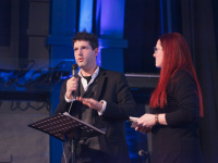 Benjamin Chait und Sandra Steinmetz sprechen auf der Bühne