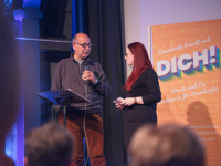 ein Mann und eine Frau sprechen miteinander