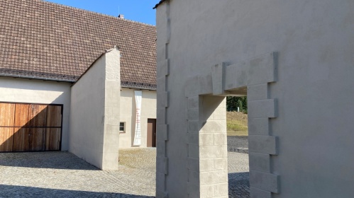 Der Eingangsbereich, das ehemalige Lagertor, der Mahn- und Gedenkstätte Ravensbrück heute.