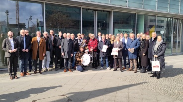 Aktionsbündnis mit der Band It's live und dem Bundestagsabgeordneten Florian Bilic (CDU, links im Bild) Image