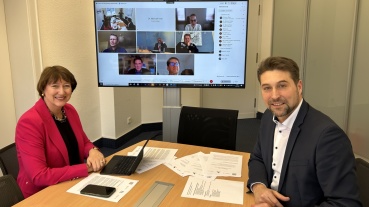 VDA-Präsidentin Hildegard Müller und OB Conradt im Austausch zur Zukunft des Automobilstandortes mit online zugeschalteten Mitgliedern der Initiative „Bürgermeister für einen starken Automobilstandort" Image