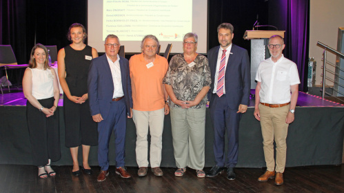 Abschlußveranstaltung Common Ground SaarMoselle: Projektpartner Menschen stehen einer Reihe auf einer Bühne