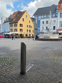 im Vordergrund Trinkwasserbrunnen, im Hintergrund der Marktbrunnen (weiß)